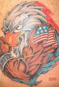 肌肉大鹰和美国国旗手臂纹身图案