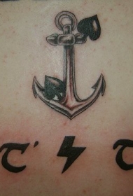 船锚字母和黑桃符号纹身图案