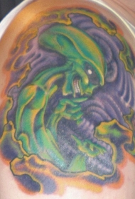 手臂绿色外星人个性纹身图案