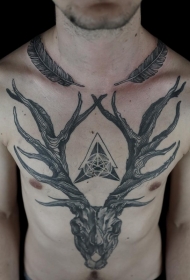 胸部黑白3D鹿头骨羽毛和神秘象征纹身图案