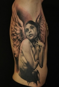 哭泣的天使女孩侧肋纹身图案
