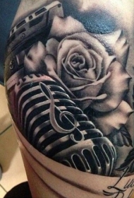手绘黑白3D麦克风与玫瑰手臂纹身图案