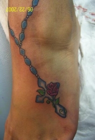 蓝色念珠十字架和花朵脚踝纹身图案