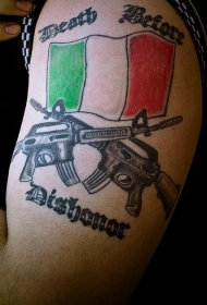 意大利国旗和枪纹身图案