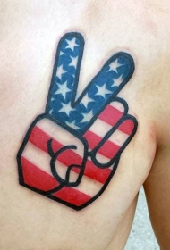 胸部彩色的美国色彩手旗帜纹身图案
