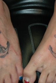 情侣脚背相同的船锚纹身图案