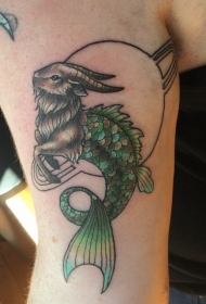 怪异的半鱼尾半山羊彩色手臂纹身图案