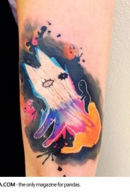 手臂抽象风格的彩色神秘生物纹身图案