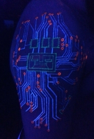 3D写实漂亮的荧光电子线路手臂纹身图案