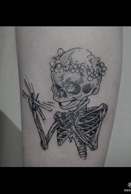 腿部戴花环的骷髅纹身图案