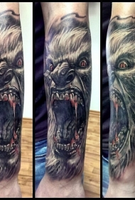 吓人的彩色血腥狼手臂纹身图案