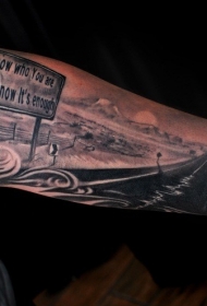 小臂灰色的美国道路与标志纹身图案