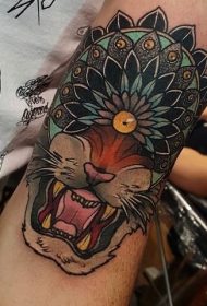 手臂日本风格的彩色狮子头与头盔纹身图案