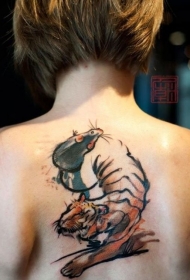 背部水彩风格的老虎和老鼠纹身图案