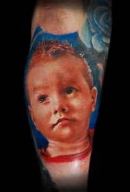 小男孩肖像写实风格彩色手臂纹身图案