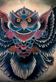 腹部彩色的惊人猫头鹰纹身图案