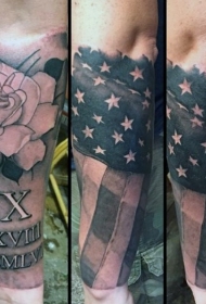 手臂黑白美国国旗和玫瑰字母纹身图案