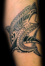 手臂黑色波利尼西亚风格的鲨鱼纹身图案