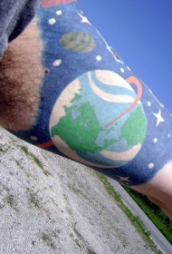 手臂彩色星空和地球纹身图案
