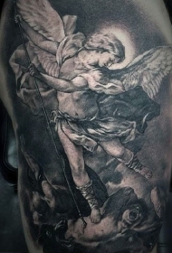 手臂黑白的天使战士纹身图案