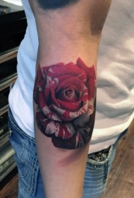 手臂写实的五彩玫瑰纹身图案