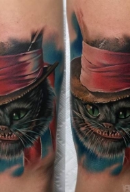 手臂彩色的咧嘴猫和帽子纹身图案