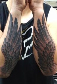 男性手臂黑色的翅膀纹身图案