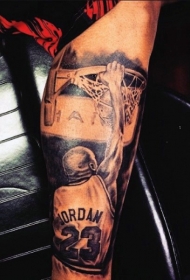 写实风格的投篮选手背影手臂纹身图案