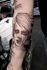 素描风格的黑色点刺女人与字母手臂纹身图案