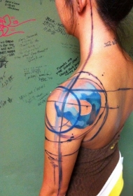 女生肩部抽象风格的蓝色线条纹身图案