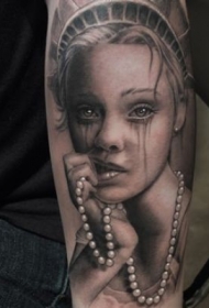 彩色哭泣女人肖像手臂纹身图案