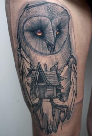 大腿神秘的3D写实猫头鹰与木制房子纹身图案