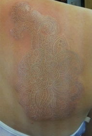 背部个性的白色隐形梵花纹身图案