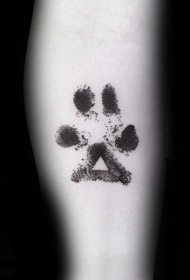 黑色经典的动物爪印和三角形纹身图案