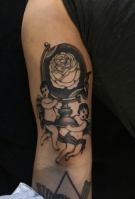 手臂有趣的黑色天使地球仪与玫瑰纹身图案