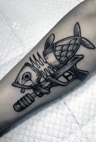 手臂雕刻风格黑色点刺神秘的手枪与鱼纹身图案