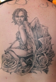 天使般的女人和玫瑰纹身图案