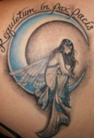 月亮上的悲伤天使和字符纹身图案