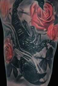 大腿3D黑色的逼真蝎子与花朵纹身图案