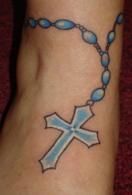 蓝色的念珠和十字架脚踝纹身图案