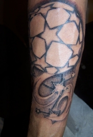 手臂黑白足球与星星纹身图案