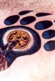 胸部熊爪印和月亮纹身图案