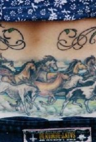 一群马和草原腰部纹身图案