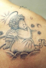 灰色的睡觉小天使背部纹身图案