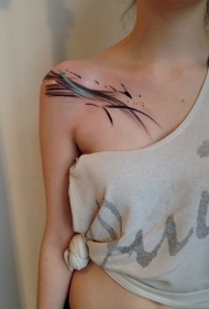 女生肩部唯美的水彩抽象线条纹身图案