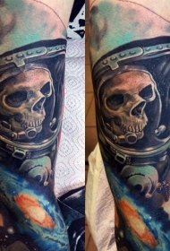 手臂3D逼真的彩色宇航员骷髅纹身图案