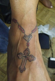 红色珠子和十字架脚踝纹身图案