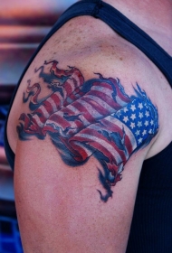 肩部美国国旗纹身图案