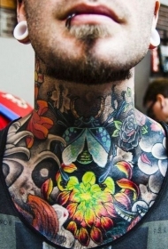 颈部靓丽的彩色菊花个性纹身图案