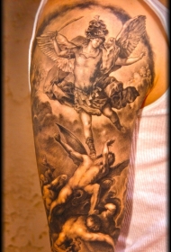 大臂天使与剑和恶魔纹身图案
